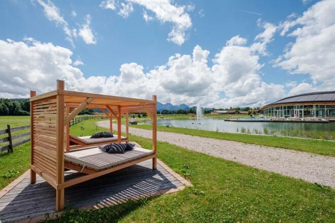 Sonnen-Cabanas im Wellnessgarten