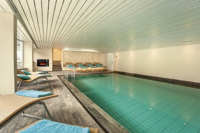 Schwimmbad mit Kamin