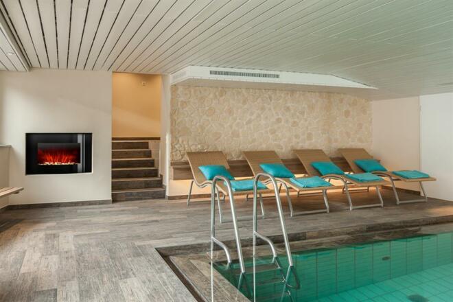 Schwimmbad mit Kamin