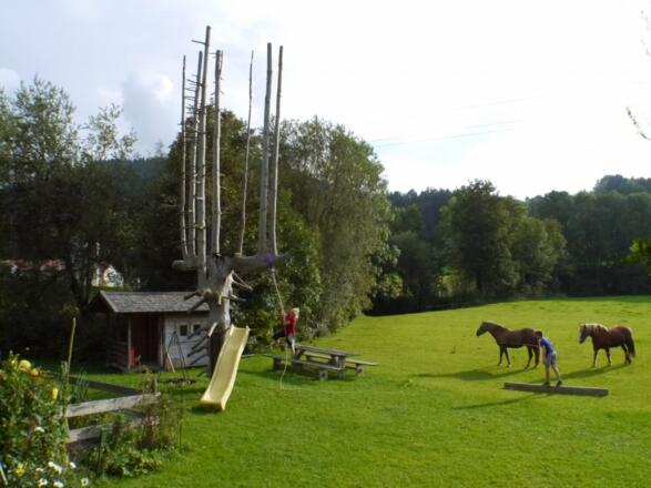 Unser Garten - ein Trampolin gibt´s natürlich auch