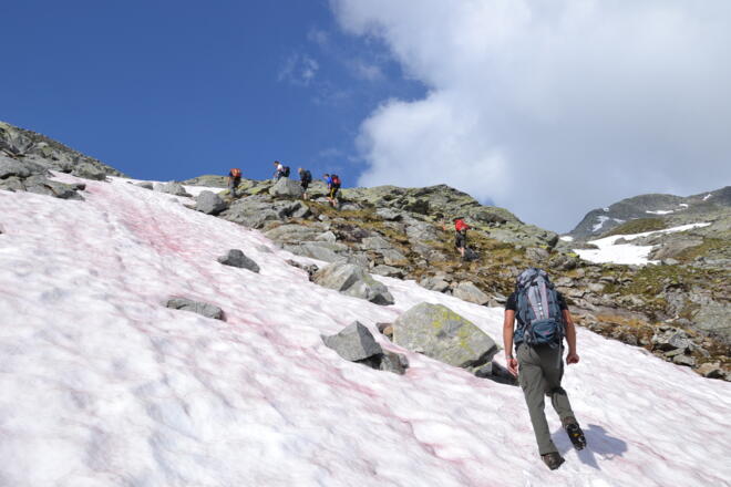 Schneereste in den Rinnen zwischen den Moränen
