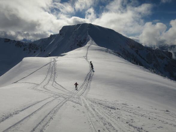 Eine kurze Abfahrt mit den Fellen .... 