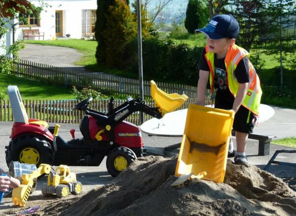Beim Sand spielen