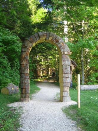 Eingang zum Bergwald-Erlebnispfad. Der (Rate)Spaß für Jedermann.