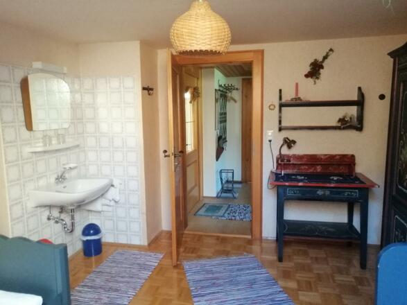 weiteres Waschbecken im Zusatzzimmer