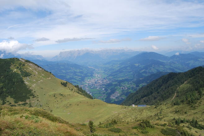Blick vom Schober zur Tennalm und ins Salzachtal