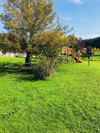 Garten mit Rutsche, Sandkasten und Turnstange