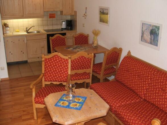 Essbereich mit Einbauküche