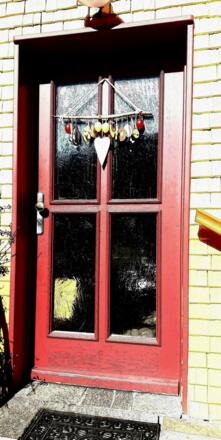 schöne rote Eingangstür