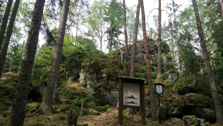 Die Felsansammlung (Hirtstein) von herunten. Ganz links ist das Gipfelkreuz zu sehen.