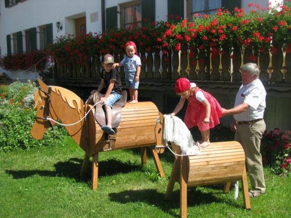 Holzpferde Lukas und Kleiner Donner