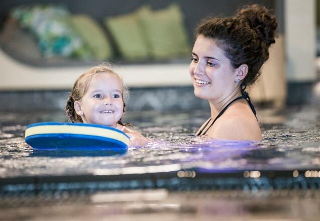 Schwimmkurs im Familienhotel