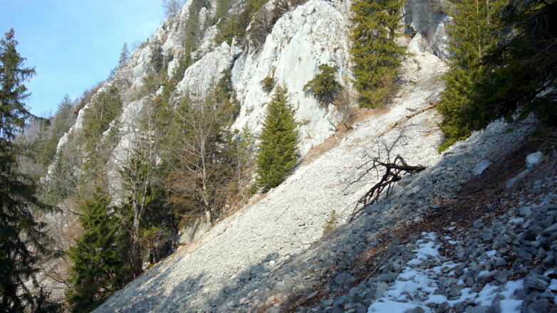 Schuttfeld queren (~870m) zum Schlucht-Einstieg Felsentor