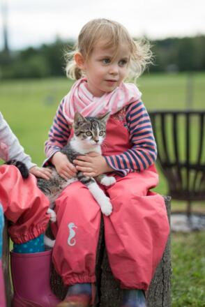 Oskar genießt Spiel und Spaß mit den Kids