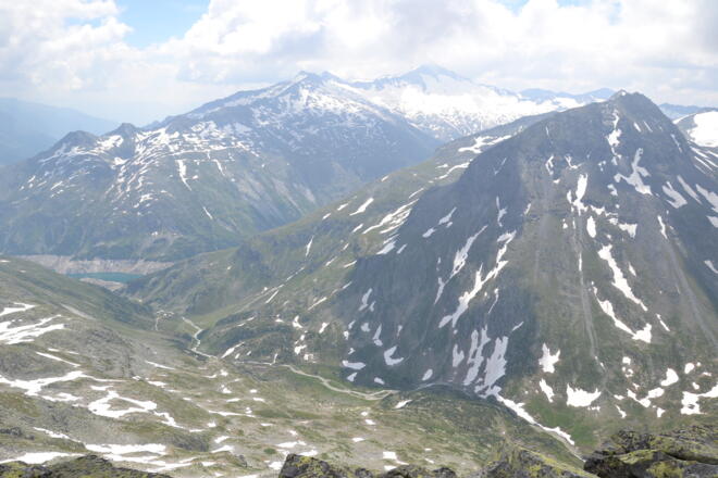 Hochalmspitze 3360m (Bildmitte) und im Vordergrund rechts, die Schwarzhörner 2931m