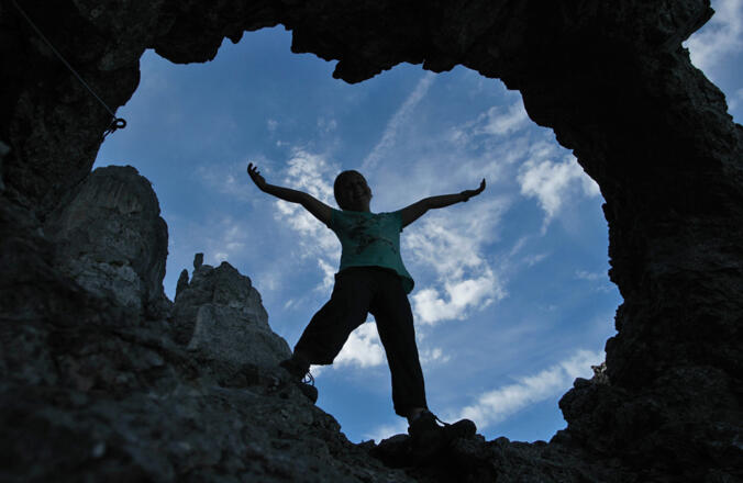 Steinerner Torbogen auf dem Weg zum Gipfel der Drei Schwestern