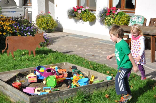 Kinder am Sandplatz