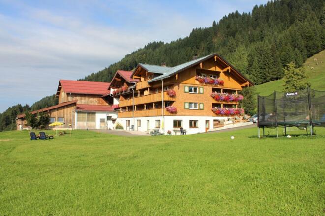 Haus mit Spiel - &amp; Liegewiese