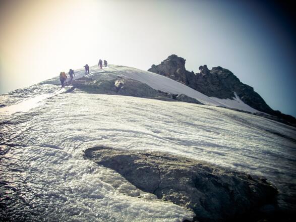 Blankeis am Grat vor dem Gipfelmassiv