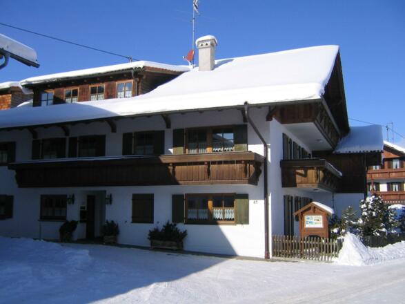 Ferienhaus Außenansicht seite Winter