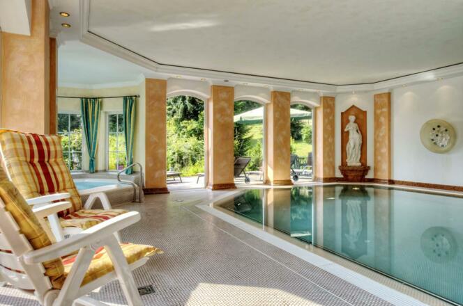 Diana-Schwimmbad-seitenansi