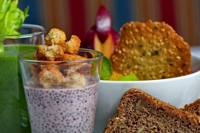 Serviertes, vegetarisches Vitalfrühstück