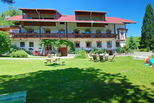 Mit großer Gartenanlage