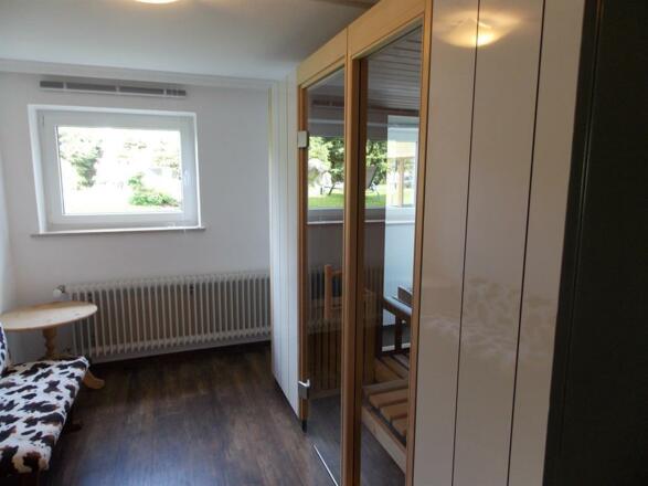 Neue finnische Sauna mit Blick in den Garten