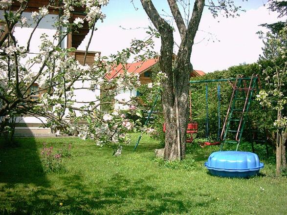 Für Ihre KInder ist viel Platz rund ums Haus in unserem großen Garten