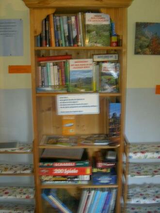 Viele Bücher und Gesellschaftsspiele für