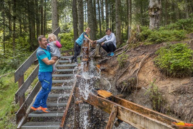 Wasserspiele im Juppi Zauberwald