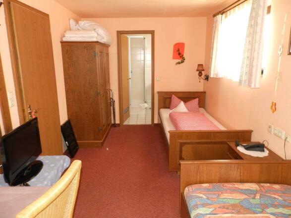 Doppel-/Einzelzimmer mit Balkon