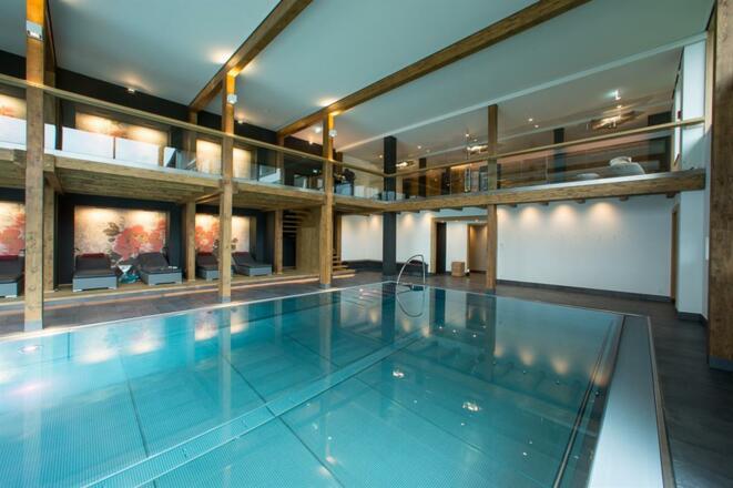 Schwimmhalle mit Galerie