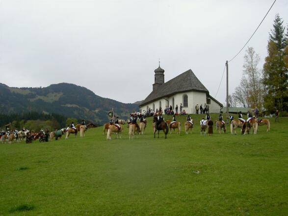 Wendelinsritt mit Pferdesegnung an der