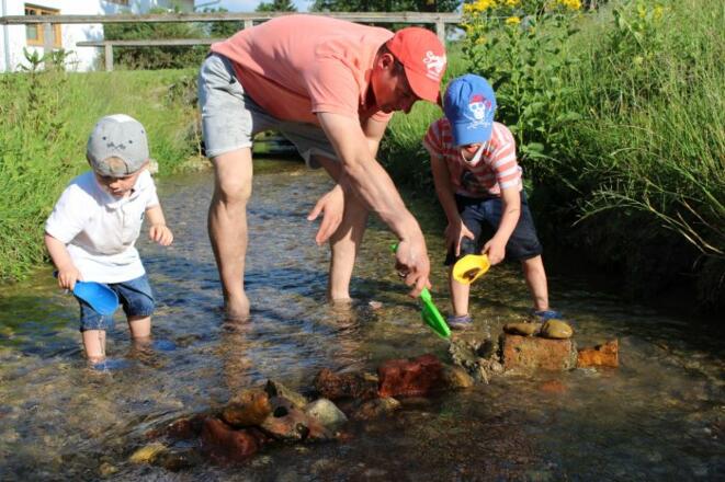 Staudamm im Bach bauen ist ein schöner Zeitvertreib
