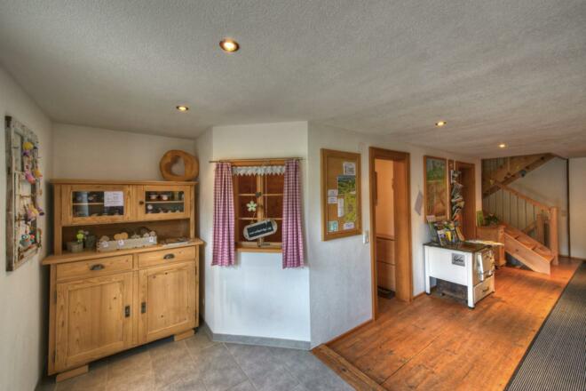 Eingangsbereich mit Info/Prospekte-Herd