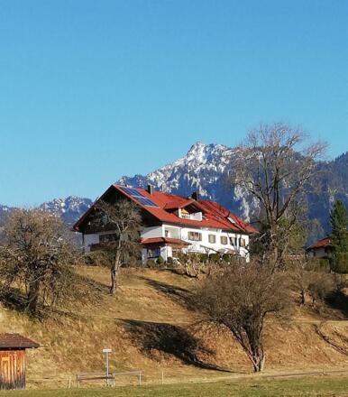 Haus mit Tegelberg im Hintergrund
