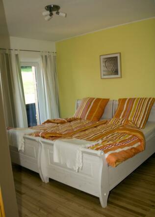 Schlafzimmer mit 2 Einzelbetten