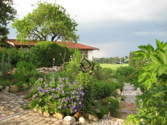 Barfußweg im Kräutergarten