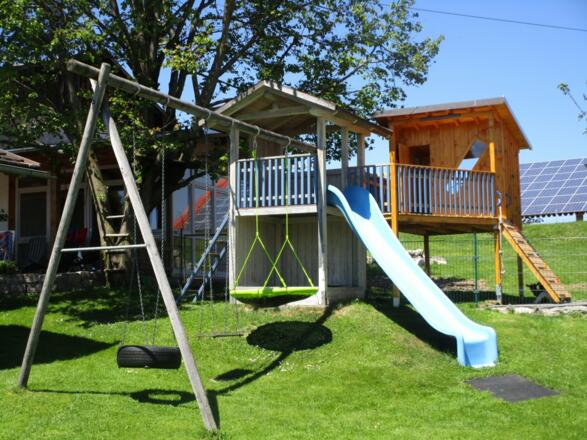 Unser Garten mit Spielplatz