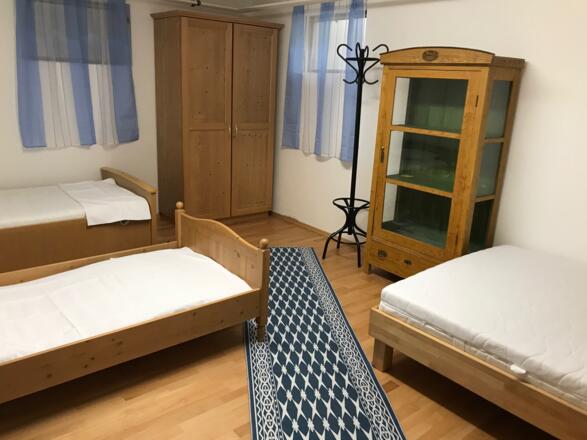 2. großes Schlafzimmer mit 3 Betten (1 mtr. und 1,40 mtr. breit) neben dem Freizeitraum im Keller