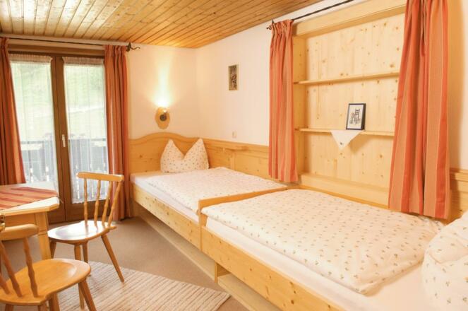 Doppelzimmer mit Waschbecken und Balkon Nr 4