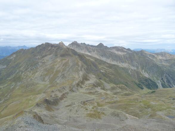 Blick hinunter zum Lehnerjoch und zu den Spitzen von Schafhimmel, Riegelkopf, Wildgrat und Brech Kogel.