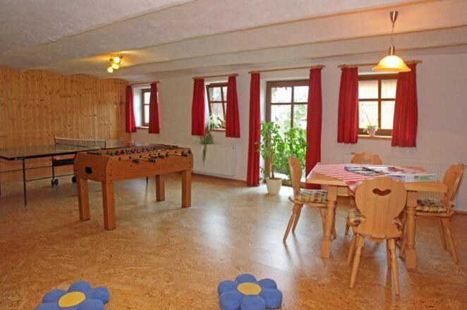 großer Freizeitraum mit Tischtennis und Kicker