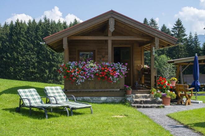 Gartenhaus mit Liegewiese