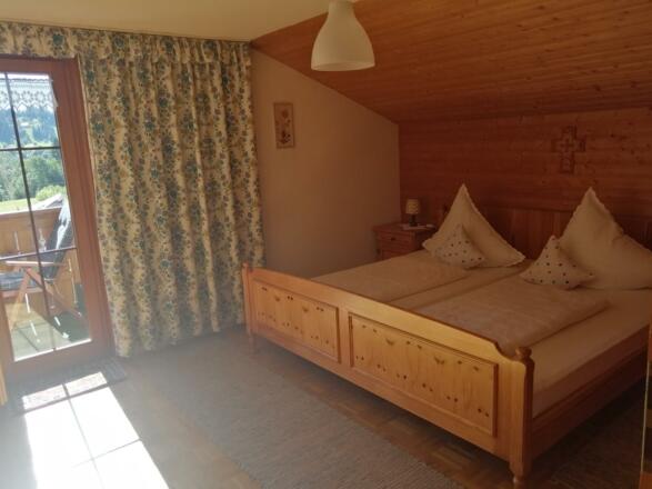 Schlafzimmer mit Doppelbett