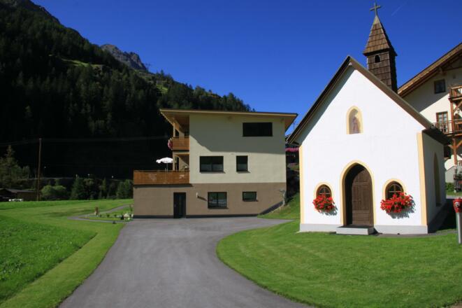 Apart Elias Zufahrt und Parkplatz