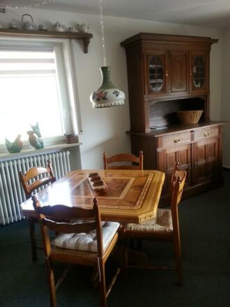 FeWo1: Tisch &amp; Schrank