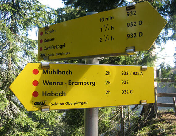 Wegweiser kurz vor der Karalm