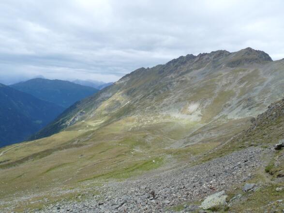 Eine riesig weite Fläche bildet die Westseite mit der Oberlehner Alpe unterhalb des Lehnerjochs.